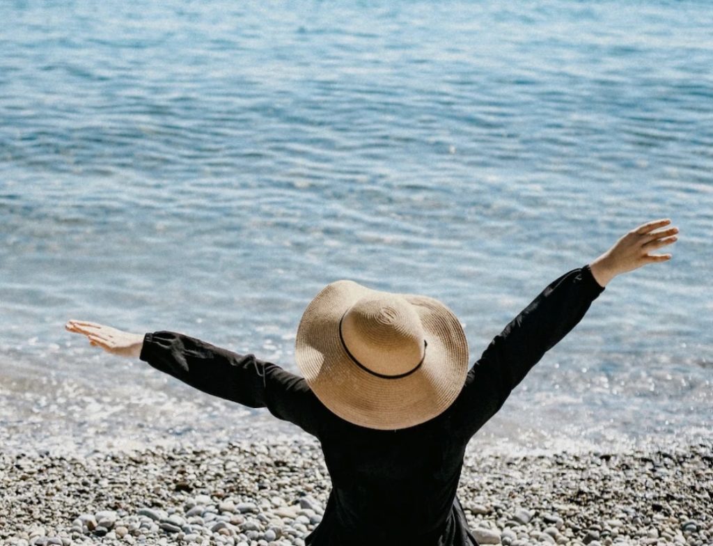 Femme profitant sereinement d'un moment de bien-être au bord de l'eau pendant la ménopause
