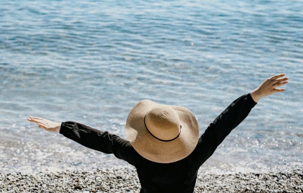 Femme profitant sereinement d'un moment de bien-être au bord de l'eau pendant la ménopause